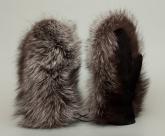 Варежки из меха лисы чернобурки, окрашенного в глубокие коричневые оттенки с легким белым налетом будут весьма оригинальным украшением вашего гардероба, а главное, таким необходимым в морозную погоду.