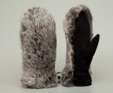 Варежки «Мокрый снег» выполнены из фактурного кроличьего меха и черной замшевой кожи.