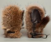 Варежки «Енотики» пошиты из роскошного меха енота ярко-рыжего песочного окраса и коричневой телячьей кожи.